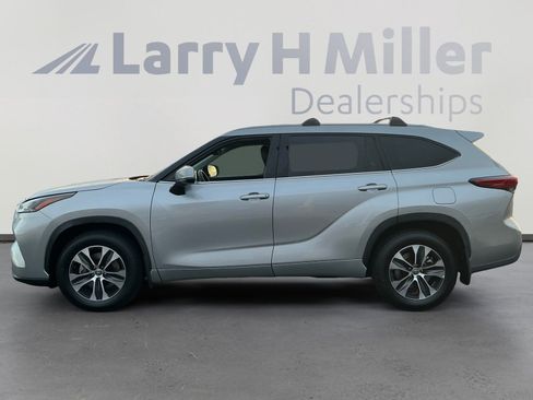 Certified 2022 Toyota Highlander XLE image 2