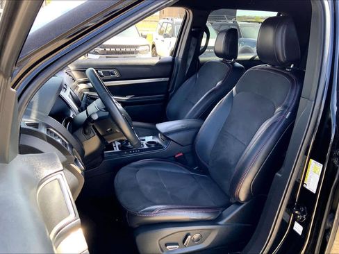 Used 2018 Ford Explorer XLT w/ Equipment Group 202A image 7