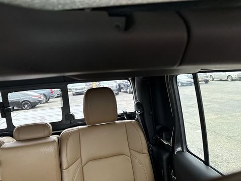 Used 2021 Jeep Gladiator Rubicon image 12