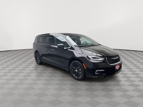 Used 2025 Chrysler Pacifica Select FWD image 33