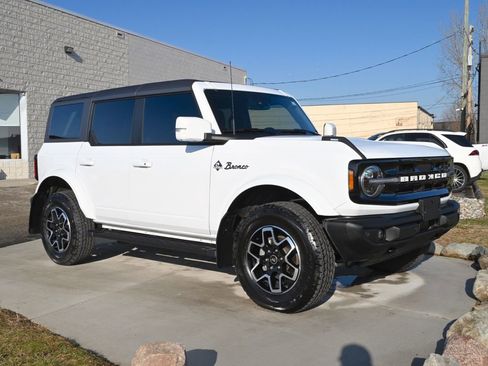 Used 2024 Ford Bronco Outer Banks image 3