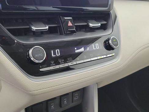Used 2023 Toyota Corolla Cross XLE w/ Convenience Package FWD image 31