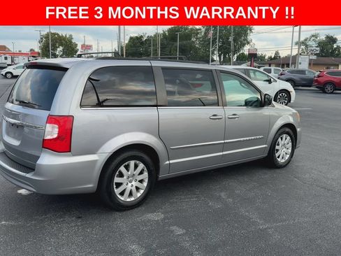 Used 2016 Chrysler Town & Country Touring FWD image 8