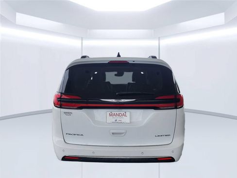 Used 2023 Chrysler Pacifica Limited FWD image 9