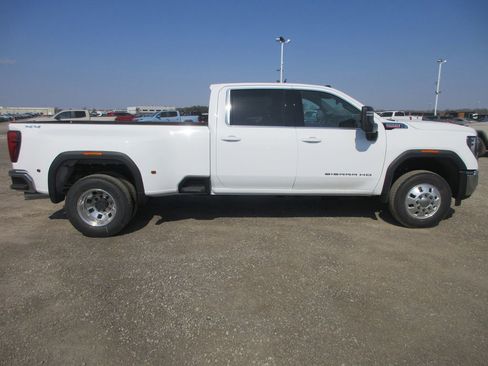 New 2026 GMC Sierra 3500 SLE w/ SLE Value Package AWD/4WD image 3