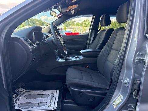 Used 2019 Jeep Grand Cherokee Laredo AWD/4WD image 6