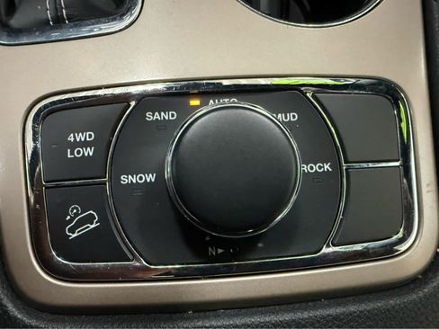 Used 2017 Jeep Grand Cherokee Limited w/ Luxury Group II AWD/4WD image 19