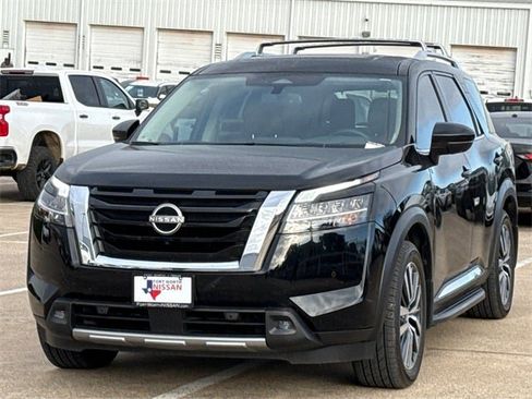 Certified 2022 Nissan Pathfinder Platinum w/ Lighting Package (N93) image 4