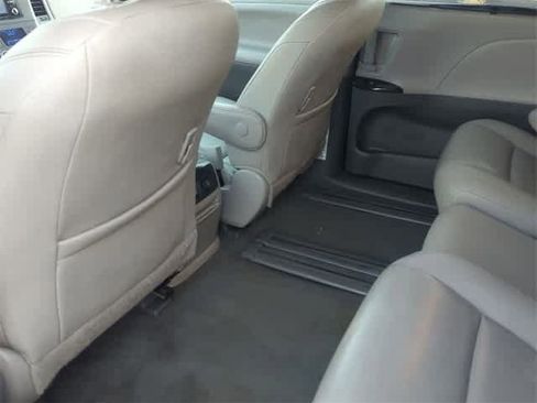 Used 2020 Toyota Sienna XLE image 18