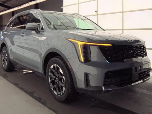 Used 2024 Kia Sorento S w/ Panoramic Sunroof Package image 2