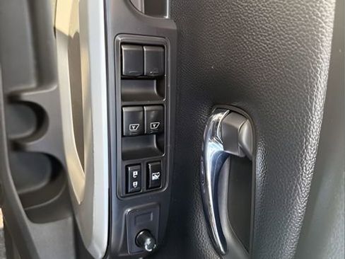 Used 2021 Nissan Titan SV w/ SV Convenience Package image 13