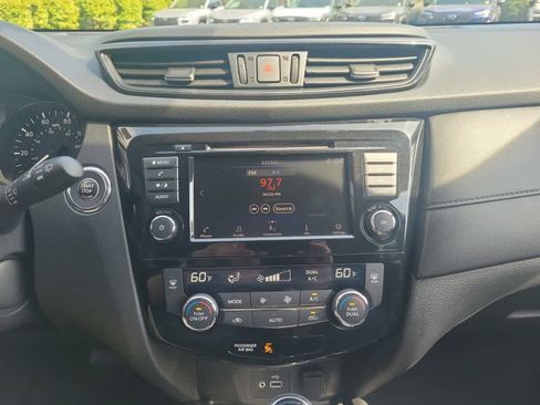 Used 2018 Nissan Rogue SV AWD/4WD image 12