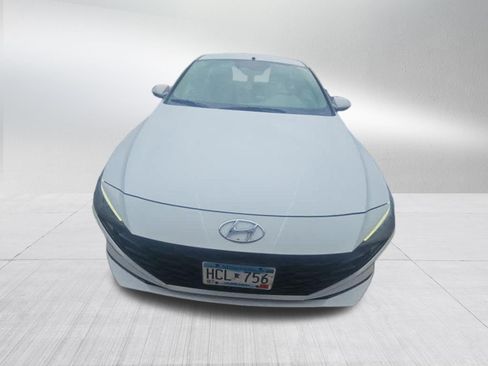 Used 2022 Hyundai Elantra SE FWD image 2