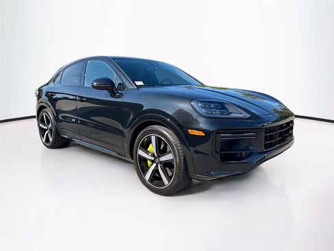 Used 2025 Porsche Cayenne Turbo image 2