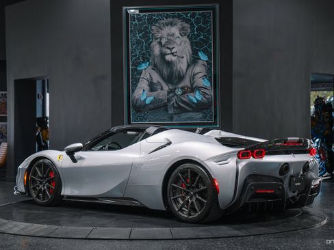 Used 2022 Ferrari SF90 Spider image 25