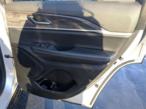 Used 2024 Jeep Grand Cherokee Limited image 33