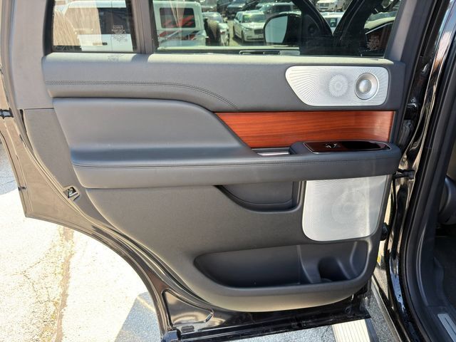 Used 2022 Lincoln Navigator Reserve AWD/4WD image 21
