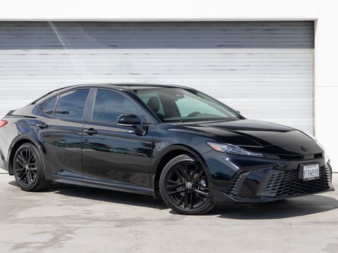 Used 2025 Toyota Camry SE image 1