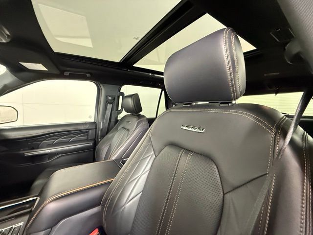 Used 2024 Ford Expedition Platinum AWD/4WD image 5