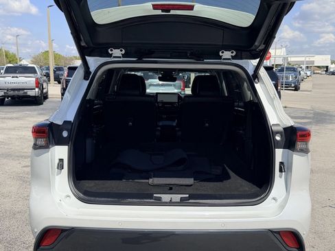 Used 2023 Toyota Highlander Limited image 12