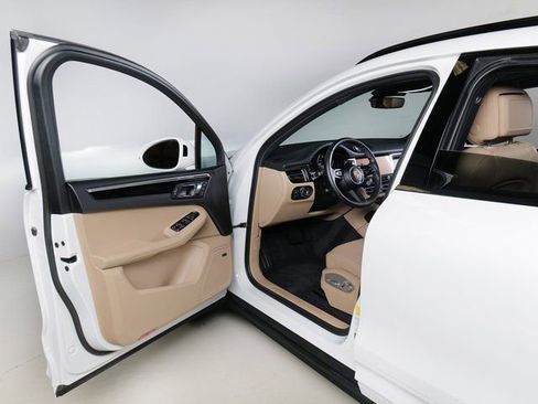Certified 2026 Porsche Macan image 28