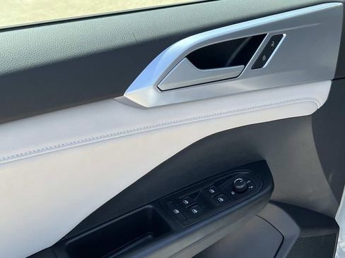 New 2026 Volkswagen Taos SE FWD image 11