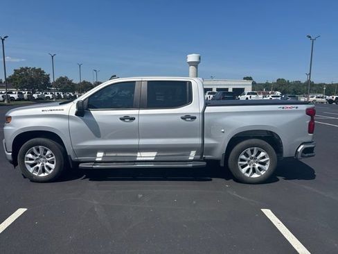 Used 2019 Chevrolet Silverado 1500 Custom w/ Custom Value Package AWD/4WD image 3
