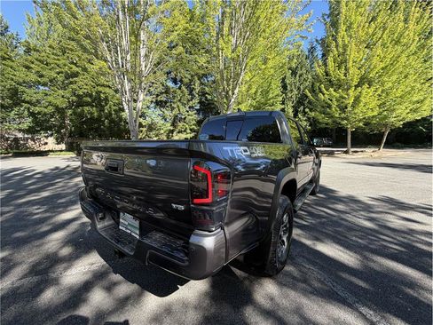 Used 2019 Toyota Tacoma TRD Off-Road w/ Technology Package AWD/4WD image 7