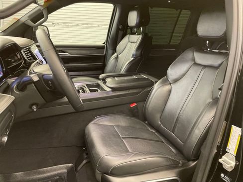 Certified 2023 Jeep Wagoneer Series III w/ Convenience Group I AWD/4WD image 21