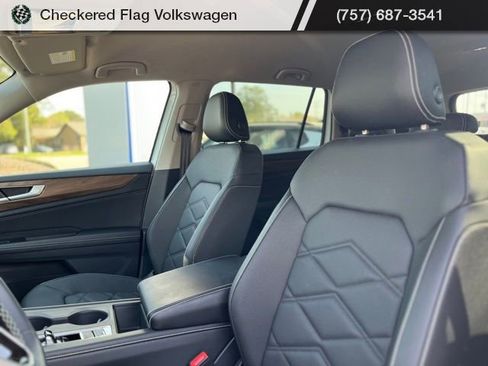 Used 2025 Volkswagen Atlas SE image 19