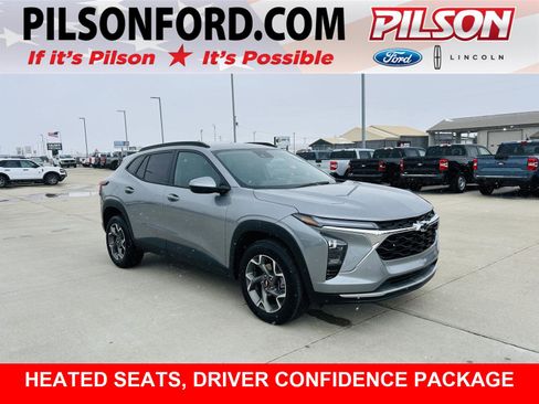 Used 2025 Chevrolet Trax LT w/ Driver Confidence Package image 1