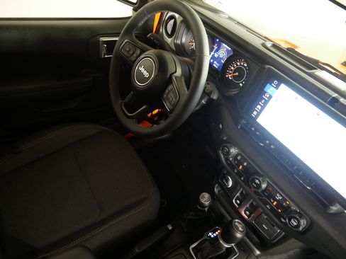 Used 2025 Jeep Wrangler Sport AWD/4WD image 9