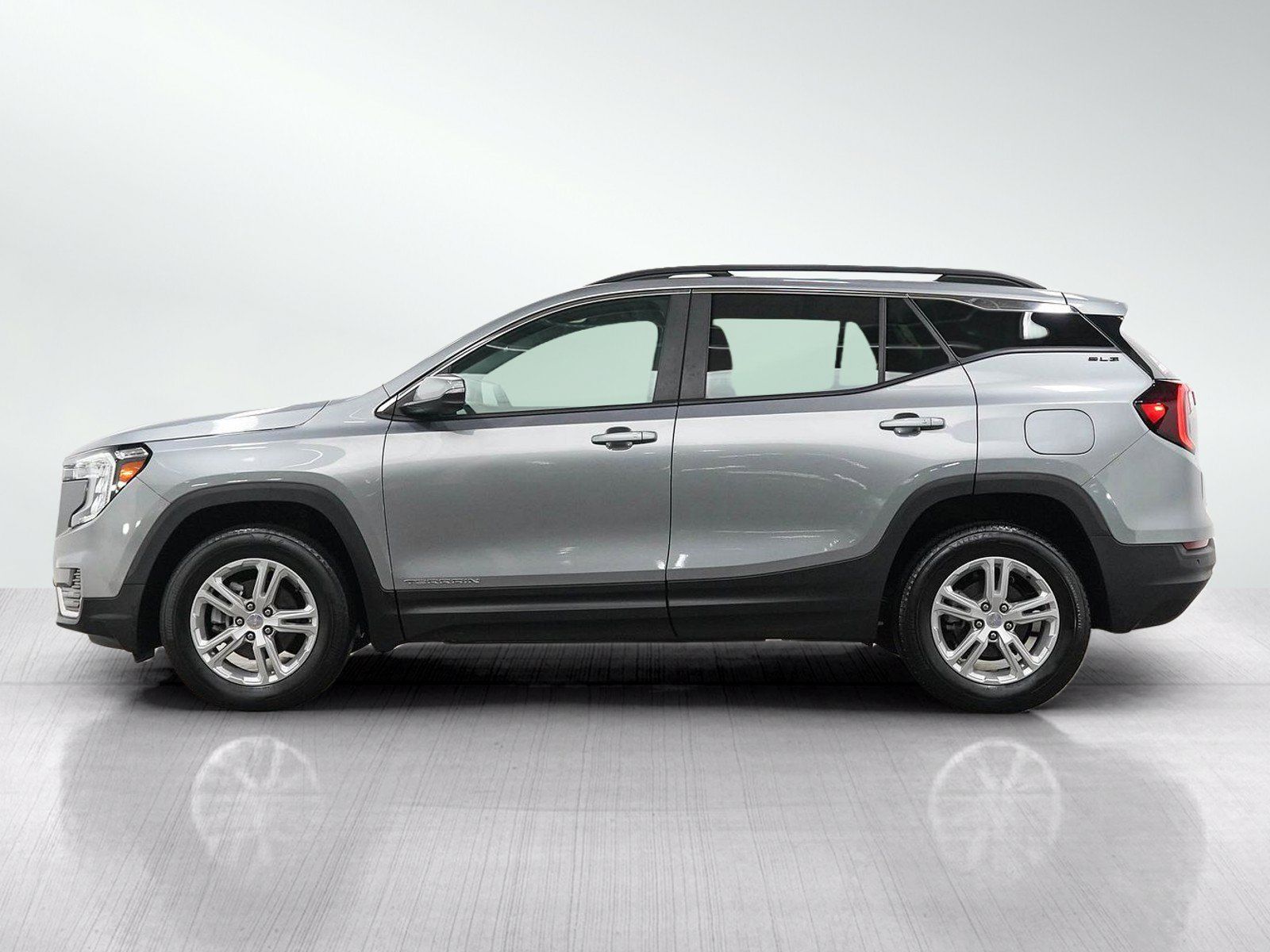 Used 2023 GMC Terrain SLE w/ Driver Convenience Package AWD/4WD image 2