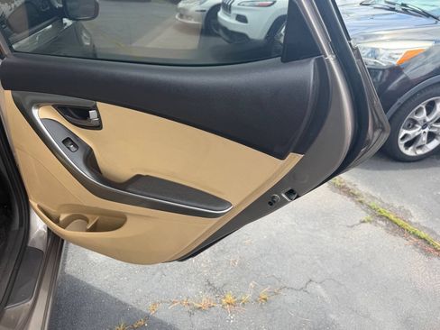 Used 2012 Hyundai Elantra GLS FWD image 12
