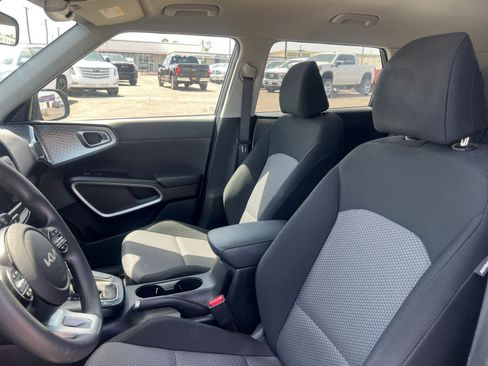 Used 2025 Kia Soul LX w/ LX Technology Package FWD image 36