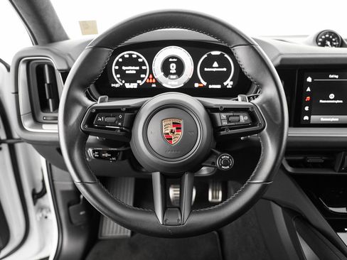 Used 2024 Porsche Cayenne Turbo AWD/4WD image 9