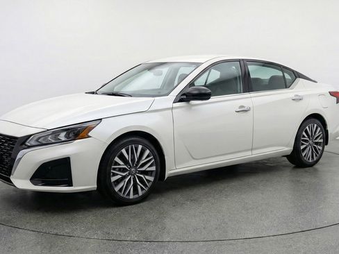 Used 2025 Nissan Altima 2.5 SV FWD image 3