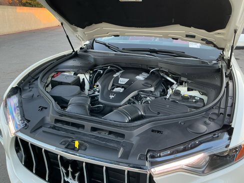 Used 2018 Maserati Levante GranLusso image 24