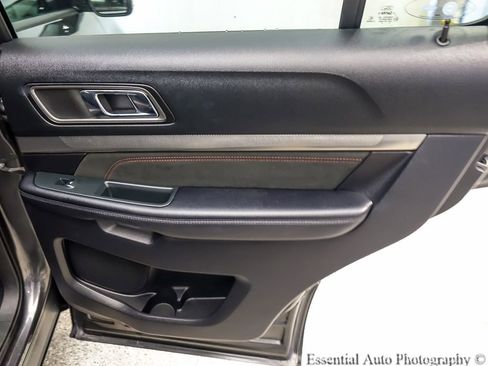 Used 2018 Ford Explorer XLT w/ Equipment Group 202A AWD/4WD image 26