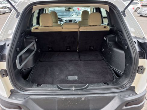 Used 2018 Jeep Cherokee Latitude AWD/4WD image 24