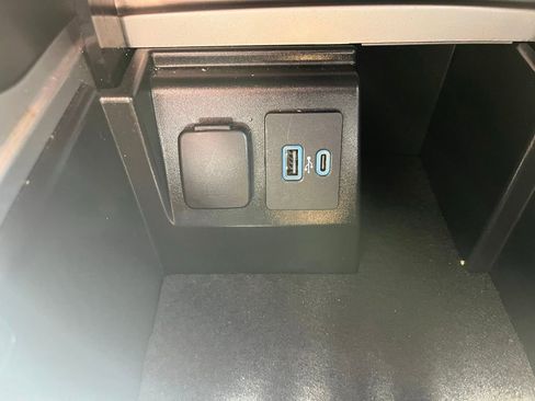 Used 2022 Ford Explorer XLT w/ Equipment Group 202A AWD/4WD image 33