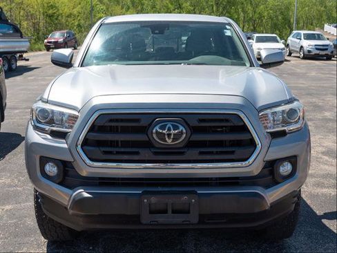 Used 2018 Toyota Tacoma SR5 AWD/4WD image 3