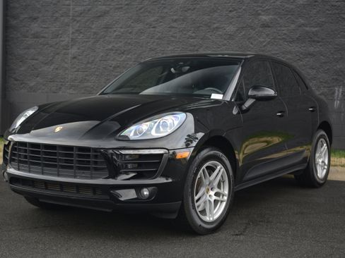 Certified 2018 Porsche Macan image 1