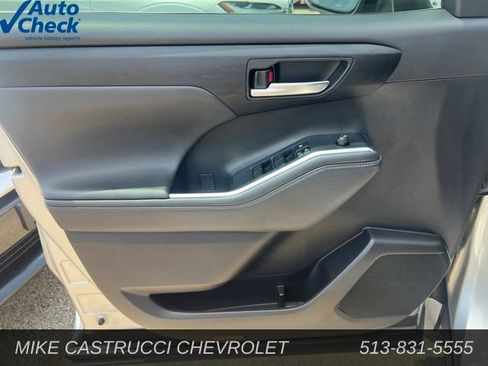 Used 2023 Toyota Highlander XLE FWD image 11