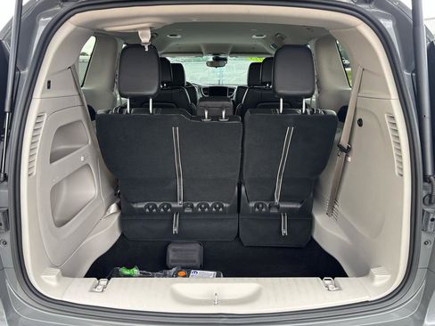 Used 2023 Chrysler Pacifica Touring-L AWD/4WD image 12