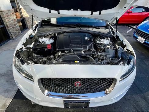 Used 2020 Jaguar F-PACE Premium image 18