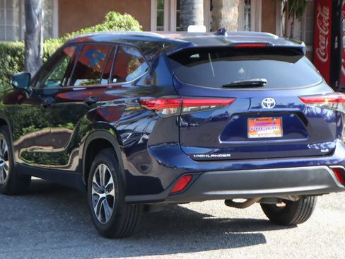 Used 2022 Toyota Highlander XLE FWD image 6
