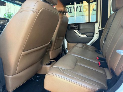 Used 2014 Jeep Wrangler Unlimited Rubicon w/ Connectivity Group AWD/4WD image 17