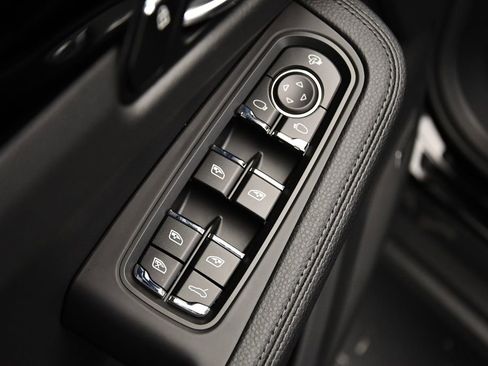 Used 2025 Porsche Macan image 36