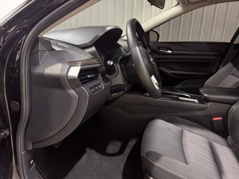 Used 2024 Nissan Altima 2.5 SV FWD image 11